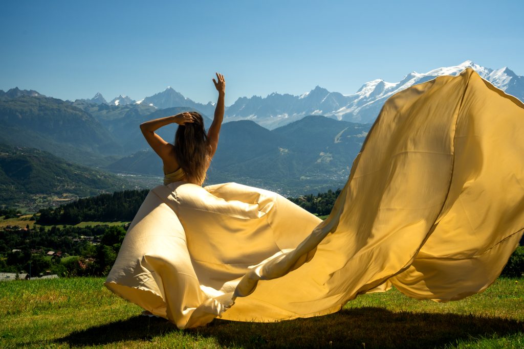 La longue robe s'envole face au Mont-blanc
